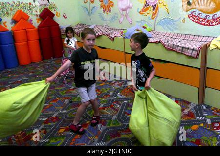 Non esclusiva: ODESA, UCRAINA - 11 LUGLIO 2022 - i bambini costretti a lasciare le loro città a causa dell'invasione su vasta scala della russia dell'Ucraina vivono con il Foto Stock