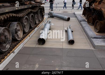 Wrocław, POLONIA - 12 LUGLIO 2022: Distrutta esposizione russa di attrezzature militari 'per la tua e la nostra libertà' a Wrocław, resti di tre rocke russi Foto Stock