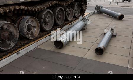 Wrocław, POLONIA - 12 LUGLIO 2022: Distrutta esposizione russa di attrezzature militari 'per la tua e la nostra libertà' a Wrocław, resti di razzi russi Foto Stock