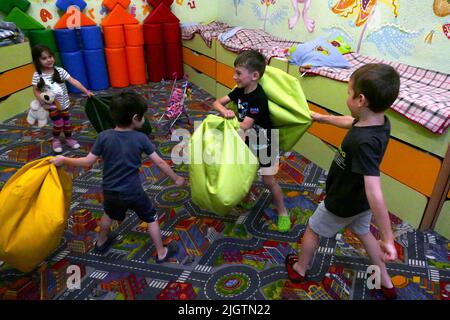 Non esclusiva: ODESA, UCRAINA - 11 LUGLIO 2022 - i bambini costretti a lasciare le loro città a causa dell'invasione su vasta scala della russia dell'Ucraina vivono con il Foto Stock