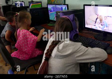 Non esclusiva: ODESA, UCRAINA - 11 LUGLIO 2022 - i bambini costretti a lasciare le loro città a causa dell'invasione su vasta scala della russia dell'Ucraina vivono con il Foto Stock