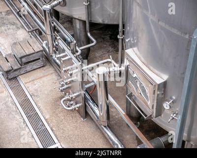 Serbatoi in acciaio o serbatoi con tubi, industria alimentare. Foto Stock