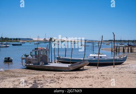 Allevamento di ostriche/pesca a Cap Ferret con le dune du pilat sullo sfondo Foto Stock