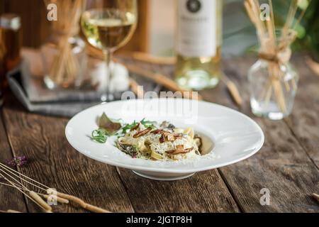 Porzione di tagliatelle ai funghi italiani Foto Stock