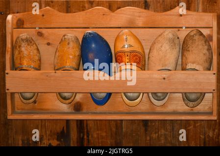 Koog aan de Zaan, Paesi Bassi. Luglio 2022.tradizionale scarpe di legno giallo o zoccoli in fattoria, Old paio di scarpe di legno vintage, tipico rurale countr Foto Stock