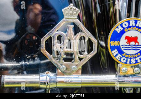 Badge sulla parte anteriore di un'auto d'epoca Morris Eight Series e al Berkshire Motor Show di Reading, Regno Unito Foto Stock