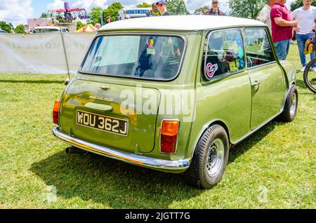 Vista posteriore di un Austin Mini 1970 in verde lime al Berkshire Motor Show di Reading, Regno Unito Foto Stock