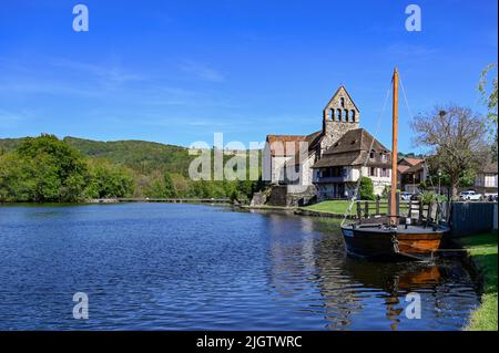 La Chapelle des Pénitents sulle rive del fiume Dordogna a Beaulieu-sur-Dordogne Foto Stock