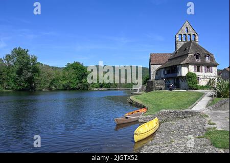 La Chapelle des Pénitents sulle rive del fiume Dordogna a Beaulieu-sur-Dordogne Foto Stock