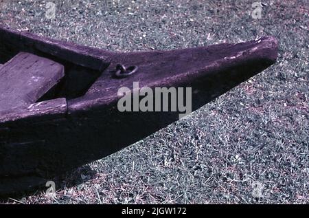 Fotografato dal 1966-09-11 al 1966-09-17.botten barca a bordo dalla parte inferiore di Oder '. La prua su una barca, che è commissionata su un prato. Foto Stock