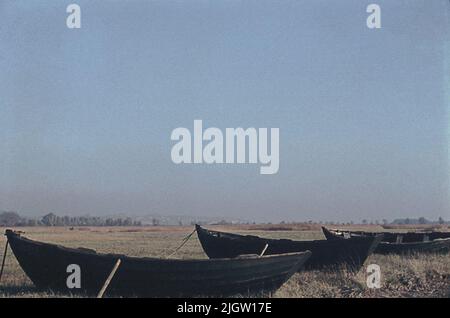 Fotografato dal 1966-09-11 al 1966-09-17.kielboat da Rügen '. Tre barche sono commissionate su una spiaggia. Foto Stock