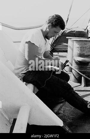La foto è stata scattata intorno al 1961-09-22. Un uomo su una nave. Lavora con un'estremità di un cavo. African travel35 immagini in serie. Foto Stock