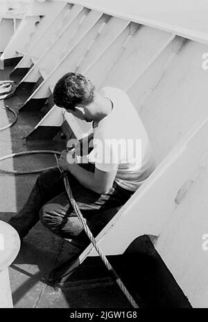 La foto è stata scattata intorno al 1961-09-22. Un uomo su una nave. Lavora con un'estremità di un cavo. African travel35 immagini in serie. Foto Stock
