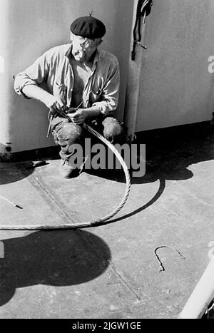 La foto è stata scattata intorno al 1961-09-22. Un uomo su una nave. Lavora con un'estremità di un cavo. African travel35 immagini in serie. Foto Stock