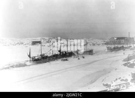 Stampato sul retro: H-foto J064. J. pesca barche nel ghiaccio, Gravarne. Foto Stock