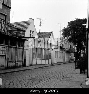 Un paio di edifici residenziali si trovano lungo una strada lastricata. Foto dalla Germania (?). Foto Stock