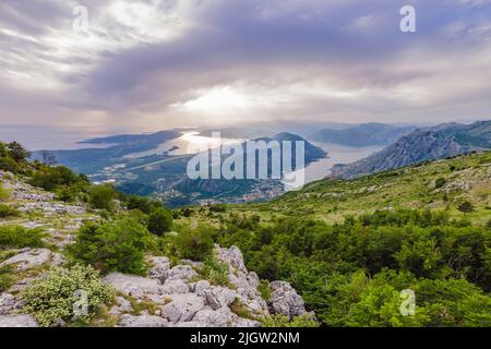 Bella natura montagne paesaggio. Baia di Cattaro, Montenegro. Vista sulla baia di Boka, con le città di Cattaro e Tivat con la cima della montagna Foto Stock