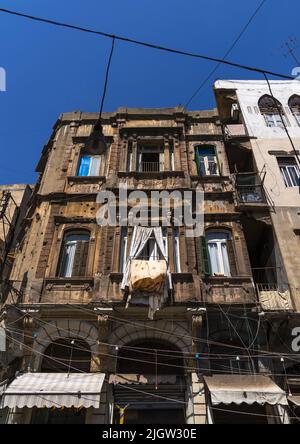 Vecchio edificio storico con buchi bullet in città, Beirut Governorate, Beirut, Libano Foto Stock