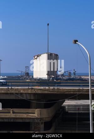 Silos di grano nel porto distrutto dopo una massiccia esplosione, Beirut Governorato, Beirut, Libano Foto Stock