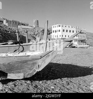 41. Spagna. Il giornale fotografico è disponibile presso B.M.A. + Album fotografici. Acquisizione: Libri e materiale di archivio. Foto scattate 1959-11-12,12 Foto in serie. Secondo le note: Spagna. Costa mediterranea, Castell de ferro, 12/11-59. Barca in vecchio stile sulla spiaggia. Un paio di barche sono commissionate su una spiaggia. Sopra la spiaggia c'è una società. Foto Stock