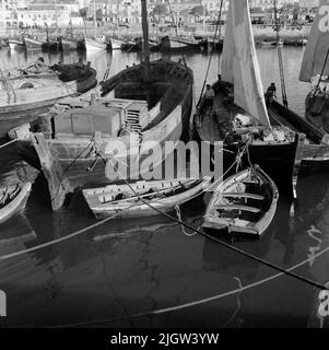 46. Portogallo. Il giornale fotografico è disponibile presso B.M.A. + Album fotografici. Acquisizione: Libri e materiale di archivio. Foto scattate 1959-11-15,12 Foto in serie. Secondo le note: Portogallo. Costa atlantica, Setubal, 15/11-59. Foto dal porto di pesca. Sullo sfondo c'è una banchina portuale. Foto Stock