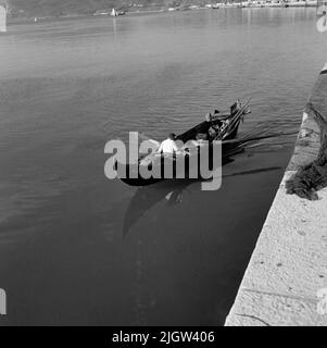 46. Portogallo. Il giornale fotografico è disponibile presso B.M.A. + Album fotografici. Acquisizione: Libri e materiale di archivio. Foto scattate 1959-11-15,12 Foto in serie. Secondo le note: Portogallo. Costa atlantica, Setubal, 15/11 -59. Foto dal porto di pesca. A sei fuori nel porto in una quercia con vari attrezzi da pesca Foto Stock