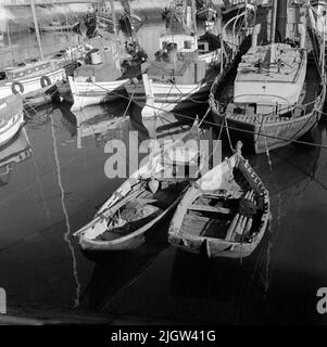46. Portogallo. Il giornale fotografico è disponibile presso B.M.A. + Album fotografici. Acquisizione: Libri e materiale di archivio. Foto scattate 1959-11-15,12 Foto in serie. Secondo le note: Portogallo. Costa atlantica, Setubal, 15/11 -59. Foto da Fiskehamnen.Foto da un certo numero di barche da pesca più piccole da sopra un molo. Foto Stock