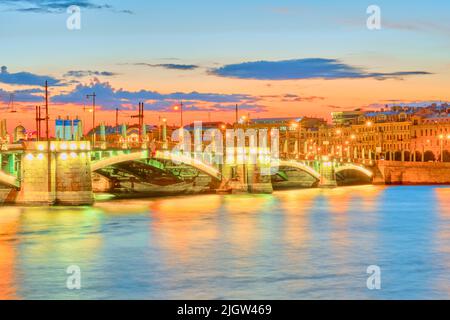 San Pietroburgo, Russia - 09 giugno 2021: Ponte di scambio durante la notte bianca Foto Stock