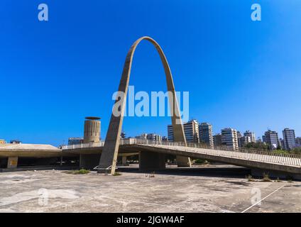 Arch in Rashid Karami Fiera Internazionale progettato da Oscar Niemeyer, governatorato del Nord, Tripoli, Libano Foto Stock