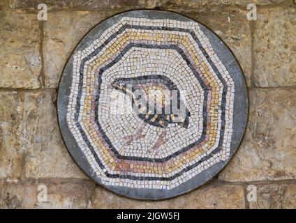 Uccello su un mosaico bizantino piastrelle nel museo del Palazzo di Beiteddine, Monte Libano Governorato, Beit ed-Dine, Libano Foto Stock