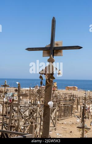 Un antico cimitero nelle rovine di Gatico, una città mineraria e porto nel deserto di Atacama sulla costa pacifica del Cile settentrionale. Foto Stock