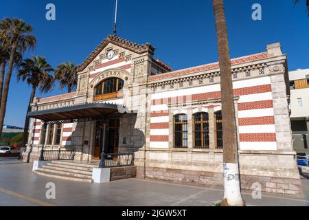 La Casa della Cultura di Arica, precedentemente la Casa personalizzata di Arica. Costruito dai laboratori di Gustave Eiffel nel 1874. Arica, Cile. L'edificio era prefabbricato Foto Stock