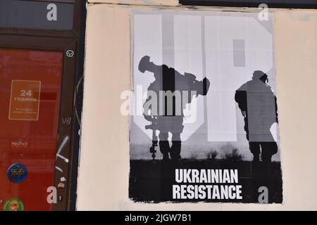 Graffiti con l'immagine di un soldato ucraino visto per le strade di Odessa, Ucraina. Foto Stock