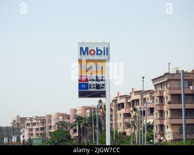 Cairo, Egitto, giugno 6 2022: Fuoco selettivo del segno della stazione di benzina e di petrolio di Mobil, una stazione di benzina della società di Mobil ExxonMobil per il petroleu globale Foto Stock