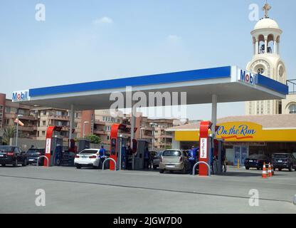 Cairo, Egitto, giugno 6 2022: Fuoco selettivo della stazione di benzina e di petrolio di Mobil, una stazione di benzina della società di Mobil ExxonMobil per l'indenne globale di petrolio Foto Stock