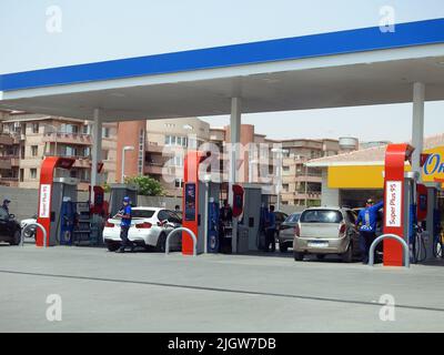 Cairo, Egitto, giugno 6 2022: Fuoco selettivo della stazione di benzina e di petrolio di Mobil, una stazione di benzina della società di Mobil ExxonMobil per l'indenne globale di petrolio Foto Stock