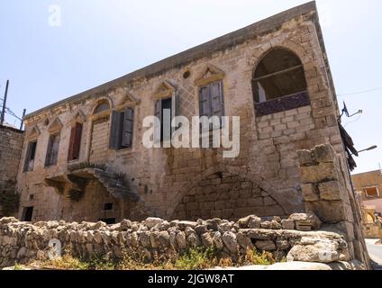 Vecchia casa libanese tradizionale in un villaggio, Governatorato del Nord, Anfeh, Libano Foto Stock