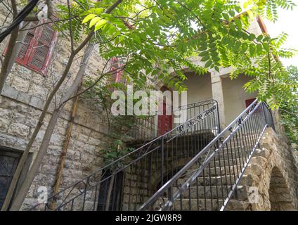 Vecchia casa libanese tradizionale con scale in un villaggio, Monte Libano Governatorato, Sawfar, Libano Foto Stock