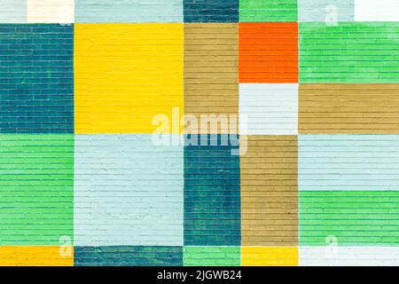 antica parete storica in mattoni dipinta in colori arcobaleno Foto Stock