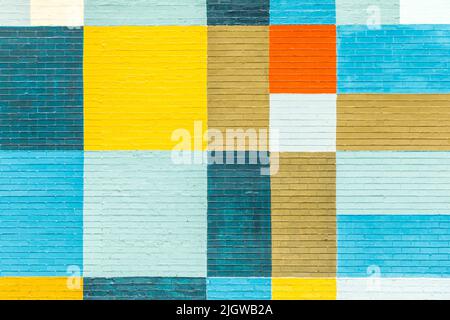 antica parete storica in mattoni dipinta in colori arcobaleno Foto Stock