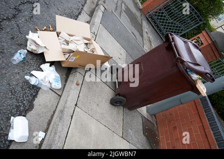 riciclabili sparsi lungo la lettiera del marciapiede nel regno unito Foto Stock