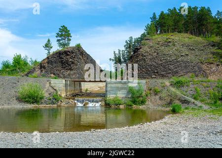 La diga di una centrale idroelettrica incompiuta sul fiume Suenga, nella regione di Novosibirsk Foto Stock