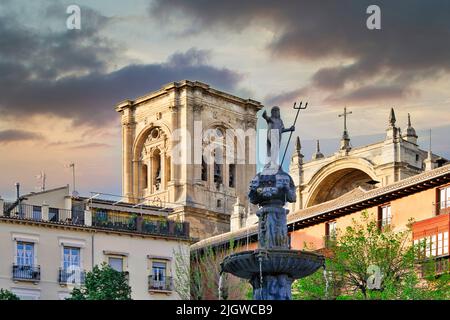 Plaza Bib Rambla, Granada, Spagna - primo piano di edifici e fontana Nettuno al tramonto Foto Stock