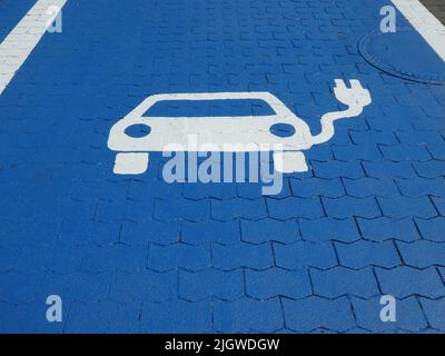 Colonia, Germania. 08th luglio 2022. Pittogramma con simbolo su sfondo blu per la stazione di ricarica in una stazione di ricarica rapida per auto elettriche. Solo le e-car sono autorizzate a stare qui per il momento della ricarica. Credit: Horst Galuschka/dpa/Alamy Live News Foto Stock