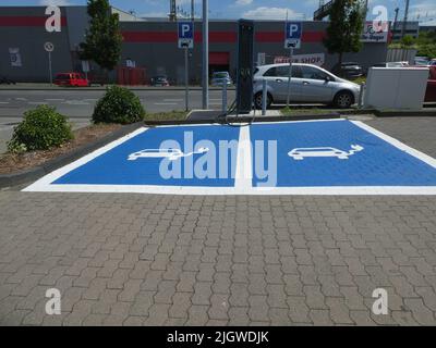 Colonia, Germania. 08th luglio 2022. Pittogramma con simbolo su sfondo blu per la stazione di ricarica in una stazione di ricarica rapida per auto elettriche. Solo le e-car sono autorizzate a stare qui per il momento della ricarica. Credit: Horst Galuschka/dpa/Alamy Live News Foto Stock