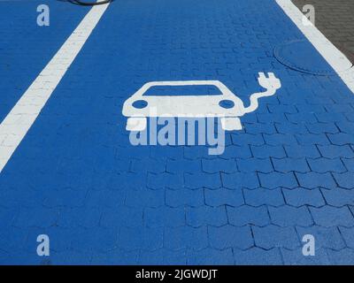 Colonia, Germania. 08th luglio 2022. Pittogramma con simbolo su sfondo blu per la stazione di ricarica in una stazione di ricarica rapida per auto elettriche. Solo le e-car sono autorizzate a stare qui per il momento della ricarica. Credit: Horst Galuschka/dpa/Alamy Live News Foto Stock