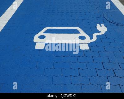 Colonia, Germania. 08th luglio 2022. Pittogramma con simbolo su sfondo blu per la stazione di ricarica in una stazione di ricarica rapida per auto elettriche. Solo le e-car sono autorizzate a stare qui per il momento della ricarica. Credit: Horst Galuschka/dpa/Alamy Live News Foto Stock