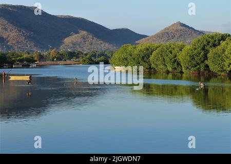 Una laguna blu forma una sorta di specchio d'acqua in un sito turistico Foto Stock