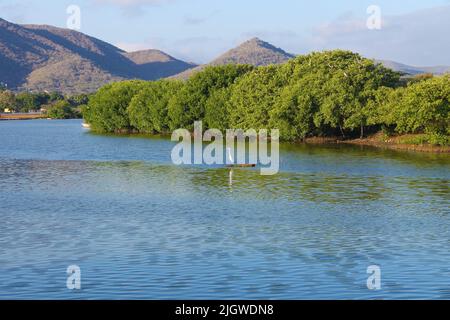 Una laguna blu forma una sorta di specchio d'acqua in un sito turistico Foto Stock