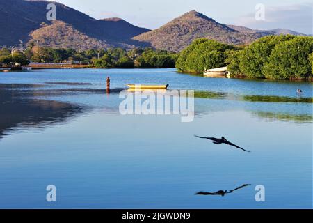 Una laguna blu forma una sorta di specchio d'acqua in un sito turistico Foto Stock